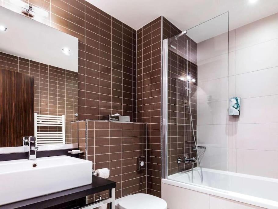 סאריס Disneyland Deluxe Flat, Outside Pool, Climatisation, 1 Min To Disney Parks מראה חיצוני תמונה