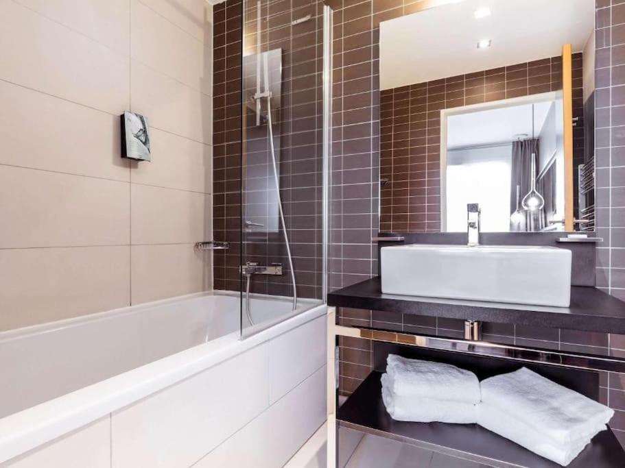 סאריס Disneyland Deluxe Flat, Outside Pool, Climatisation, 1 Min To Disney Parks מראה חיצוני תמונה